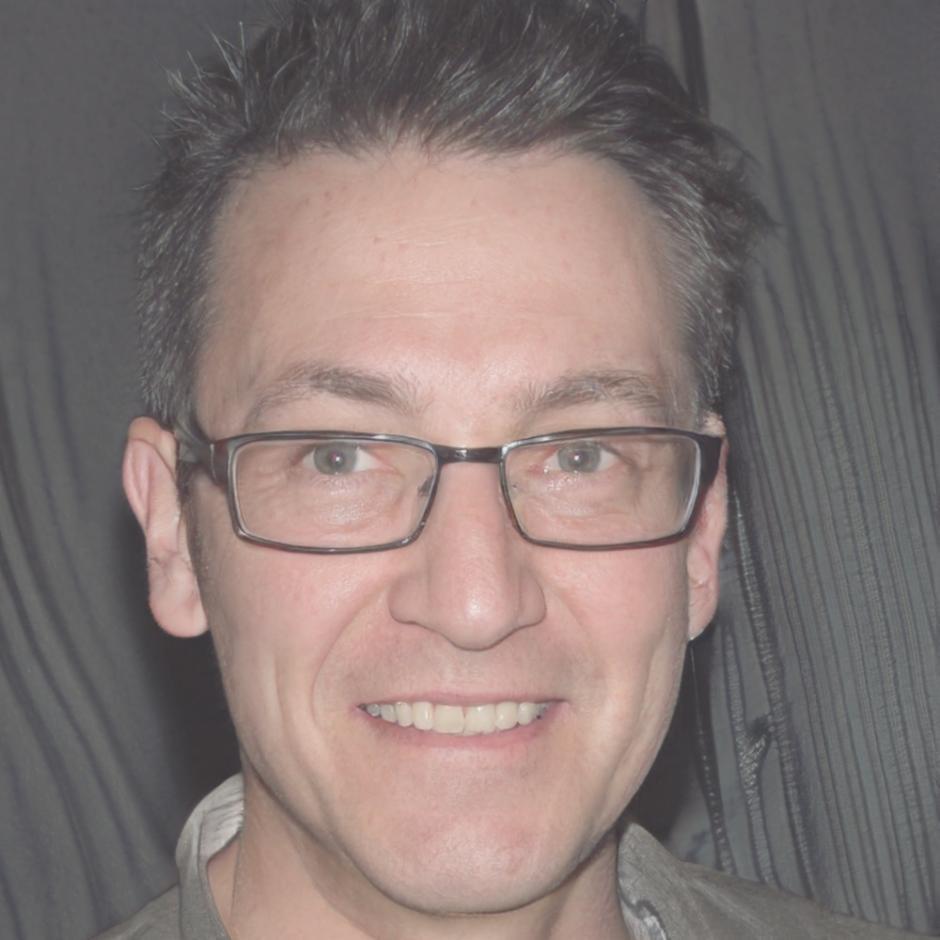 Teammitglied Henrik Kaufmann bei der Analyse von Investorendaten