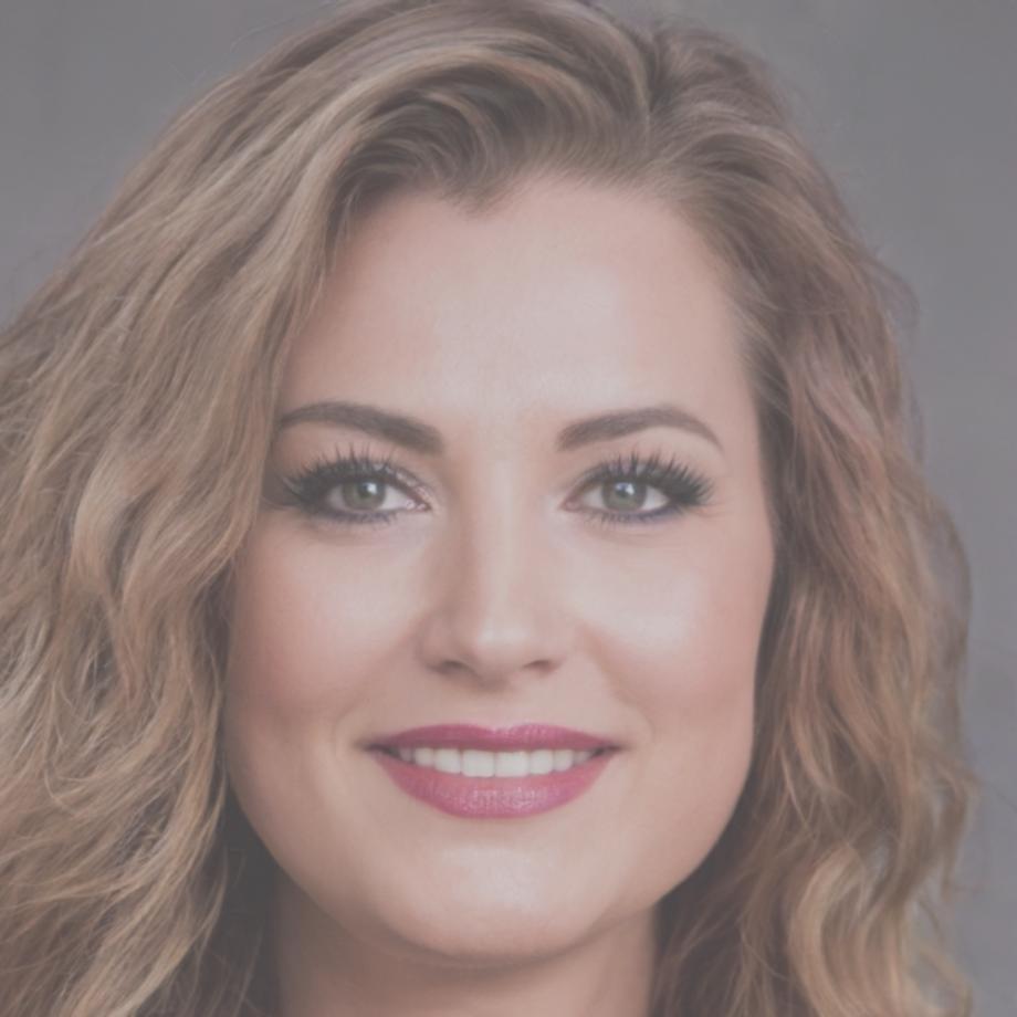 Finanzexpertin Dr. Katharina Bergmann bei der Marktanalyse