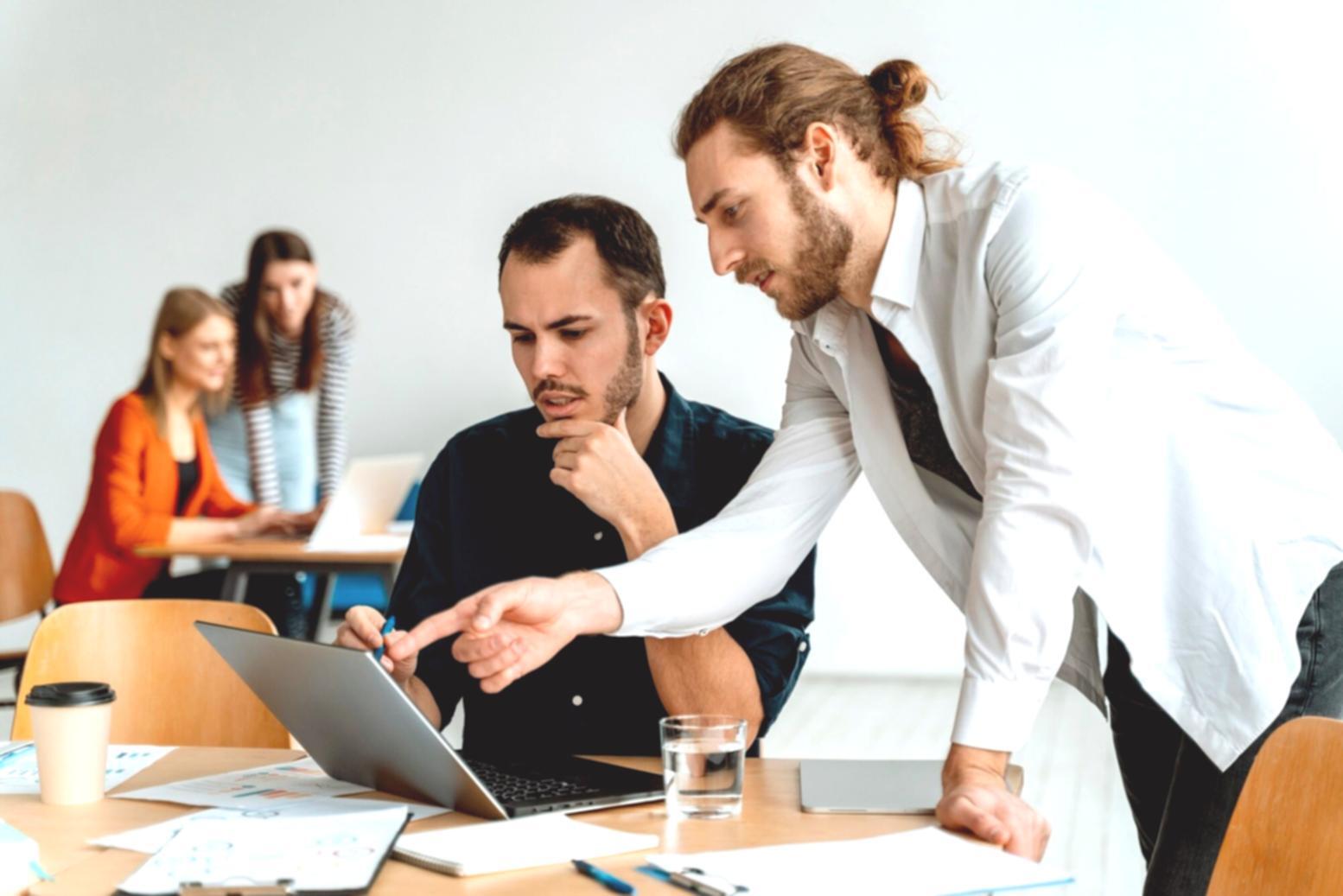 Finanzanalyst arbeitet mit komplexen Datenmodellen und Markttrends